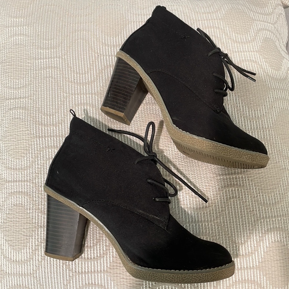 Old navy black faux suede booties